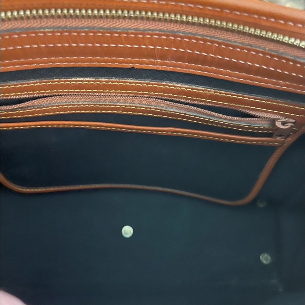 SOLD!!    Very nice Dooney & Bourke Navy/Tan Leather Pebble Grain Purse - Picture 6 of 8